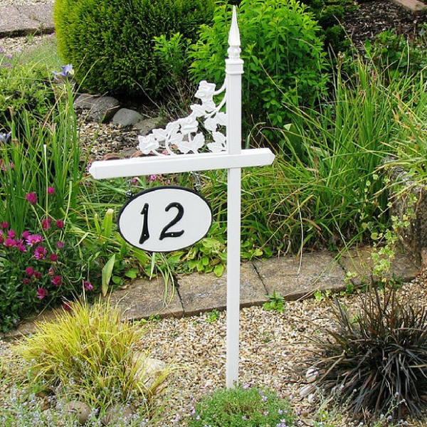White lawn sign holder with custom oval sign